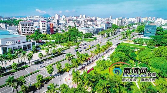 经过升级改造的儋州市那大镇中兴大道景观焕然一新.