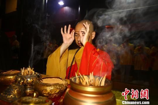 除夕夜辞旧迎新 108声钟声在三亚南山撞响