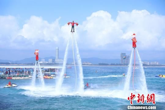 蜈支洲岛上的码头区域,水上飞人在表演. 景区供图