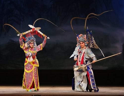 使双刀的京剧演员郭凡嘉:戏曲很小众?我不觉得