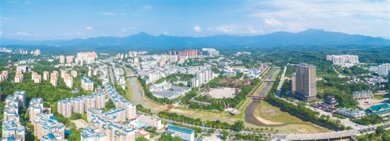 俯瞰保亭黎族苗族自治县县城. 本报记者 武威 摄