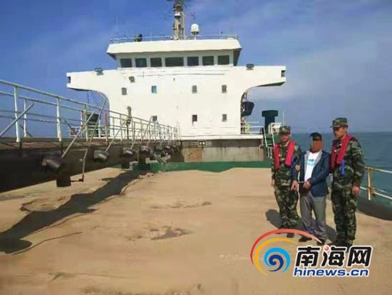 犯罪嫌疑人指认犯罪现场. 海南海警局供图