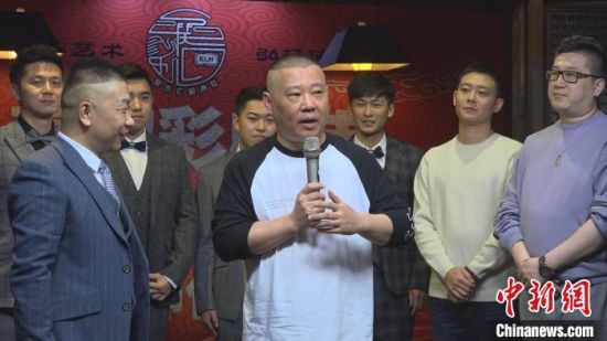 相声演员郭德纲的徒弟高鹤彩3日在上海举办收徒仪式 康玉湛 摄