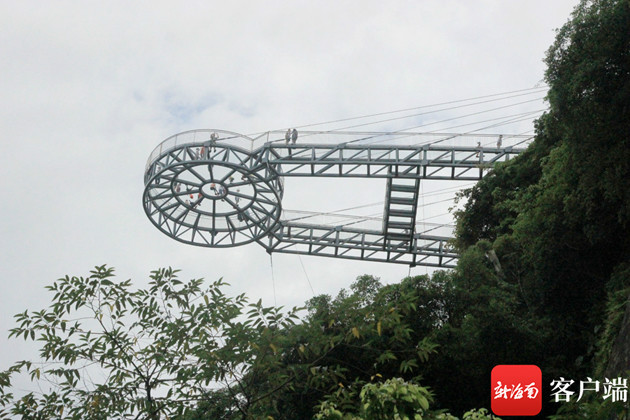 据了解,玻璃栈道及玻璃滑道将于8月18日正式对外开放,白石岭玻璃