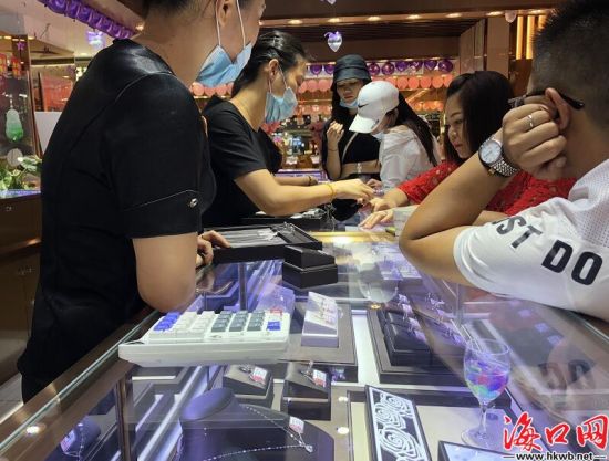 珠宝店店员为市民介绍首饰.陈家煜 摄