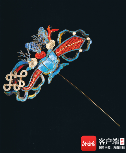 故宫博物院藏清银镀金嵌珊瑚点翠如意纹簪.