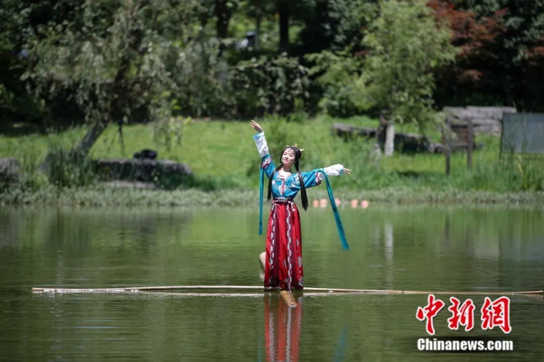 "现在,独竹漂已经成了我生活中不可分割的一部分"杨柳说,"漂"的