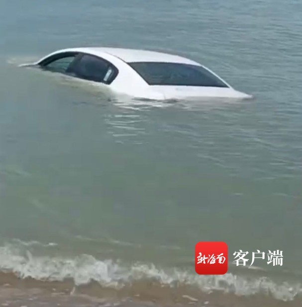 男子开车到三亚湾沙滩上看海结果车泡海里了