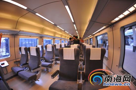 和谐号动车组一等座车厢座位为2+2配置