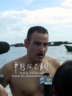 横渡琼州海峡大赛选手试游:感觉良好(组图)