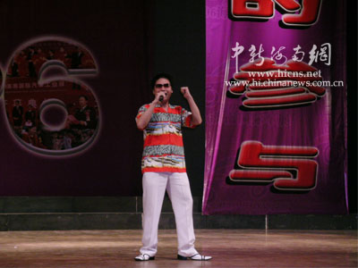 由冯磊演唱的一首海南本土歌曲《老家海南》,赢得现场观众阵阵掌声