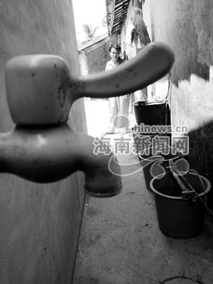海口甲子西山村缺水严重 村民洗澡用的是洗菜