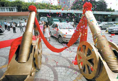 打出礼花的原理一样,只是他们将筒做成大炮形