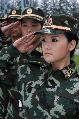 英姿飒爽:帅气的新装武警女上尉!