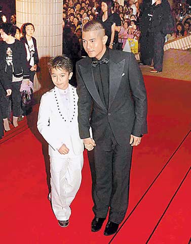 郭富城与《父子》中小演员吴景滔出席金像奖