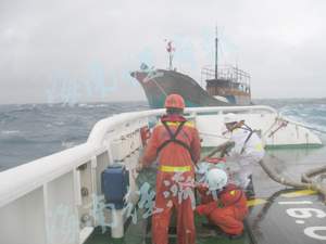 13名船员被救回三亚港 万宁2名被困渔民获救 