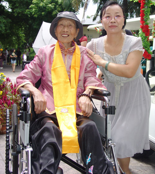 108岁寿星三亚拜108米南海观音 img src= \/ima