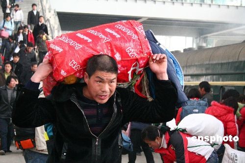 第二波人口高峰_菏泽节后第二波客流高峰来袭(3)