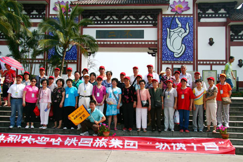 夕阳红旅游团搅热三亚南山