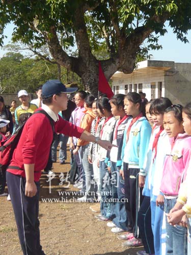 一个人拿着钟跑猜成语_一个人看图猜成语图片(3)