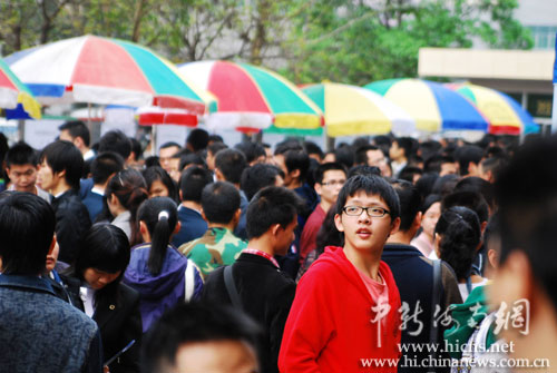 海南招聘会_海南冬季招聘会吸引上万求职者