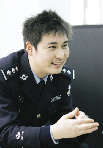 前陕西球员改行当警察 如今成网上最帅交警(2)