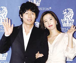 昨日下午5点,韩国影星薛景求与宋允儿在韩国方背洞教堂举行了一场