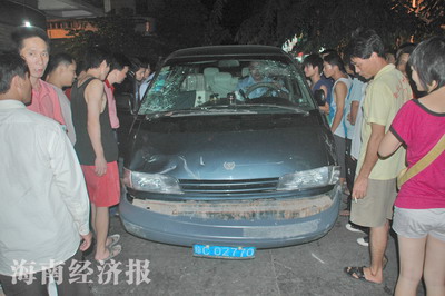 肇事上商务车的车头保险杠已经脱落