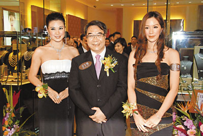 澳门金至尊开幕礼,徐子淇与父亲及廖碧儿(左).