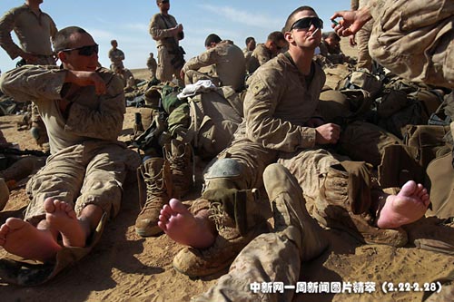 23日(周二,在阿富汗马尔贾城,美军陆战队士兵们在行动结束后坐下来