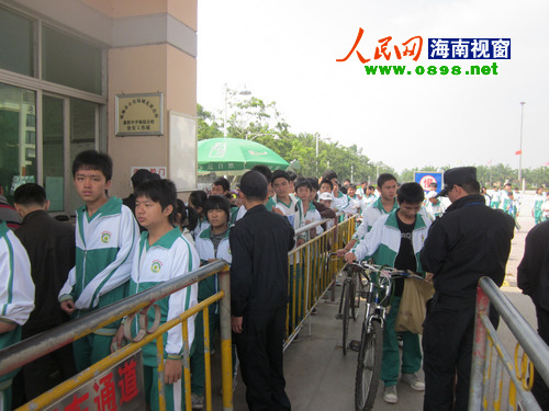 嘉积中学海桂学校周末补课 校长拒绝采访爆粗