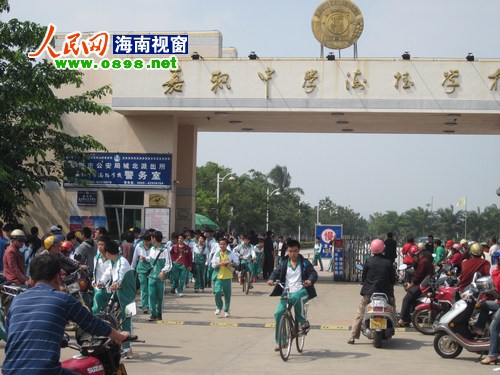 嘉积中学海桂学校周末补课 校长拒绝采访爆粗