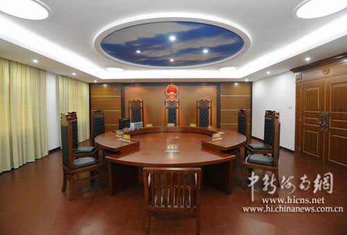 图一为海南省高院院长董治良和海口中院院长张韵声共同为少年法庭揭牌