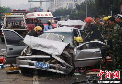 海口连撞七车致一死肇事者被证实并非人大代表