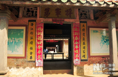 沿着风水塘,依次排列开数个祠堂,有广文第,阳夏侯庙(俗称大树堂),冯氏