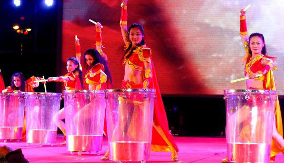 晚会上女子鼓乐队演绎经典-朱文-摄