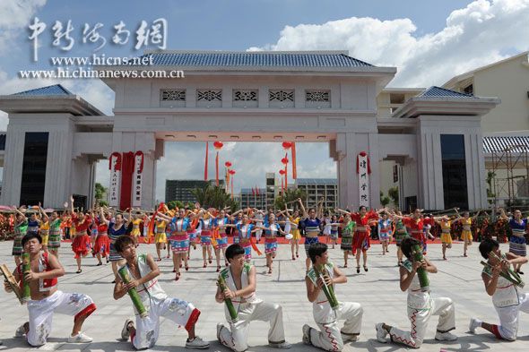 琼州学院学生载歌载舞欢庆三亚校区落成
