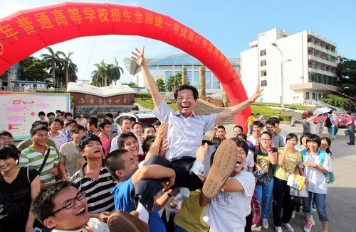 海南华侨中学考点,考试结束