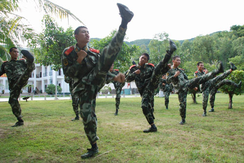 武警海南总队三亚市支队五中队战士哨位写忠诚
