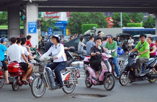 海口街头电动车横冲直撞成疯