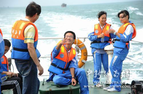 洋浦中学师生走进洋浦海事局 了解海事体验巡