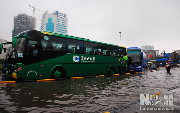 海面潮位高和暴雨致海水倒灌 海口多处现严重