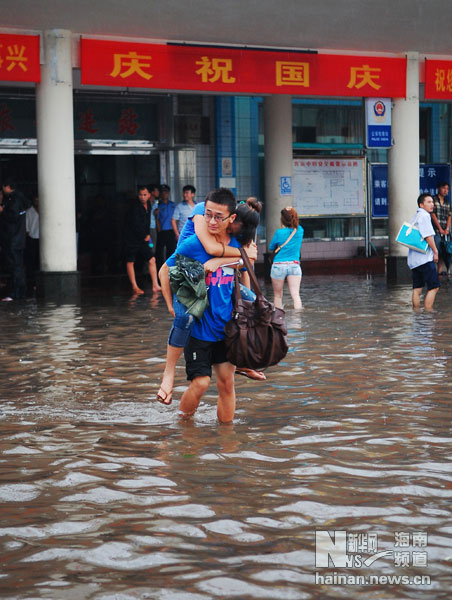 海面潮位高和暴雨致海水倒灌 海口多处现严重