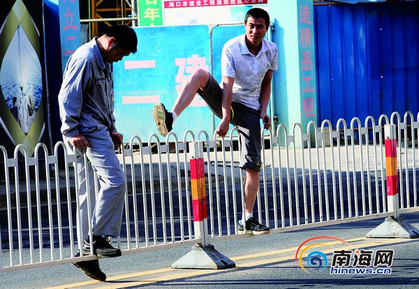 不文明行为曝光:行人频频街头跨栏