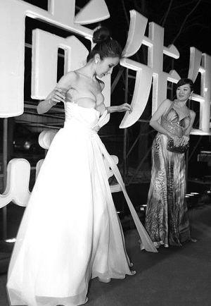 方龄解释非故意踩孙菲菲裙子:之前也有大把机