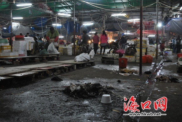 海口板桥路海鲜市场污水横流垃圾成堆_脾气网 11月以来,海口举行了文明大行动,整治环境卫生脏乱差等不文明现象。近日,记者针对海口板桥路海鲜广场的不文明现象进行了曝光(《板桥路交通混乱拉客女车流中抢客无人管》、《海口板桥路海鲜广场坑你没商量》),记者在采访的同时发现,作为一个餐饮之地,广场内污水横流,垃圾随处可见,环境卫生脏乱差。 污水横流顾客踮脚尖购买海鲜 该广场里有海鲜加工区和市场区,消费者首先要在市场区购买海鲜,才能加工食用。由于海鲜区没有规划的摊位,都是靠商贩自觉将售卖的海鲜整齐地排成排,但是商贩预留给消费者行走的过道显得狭