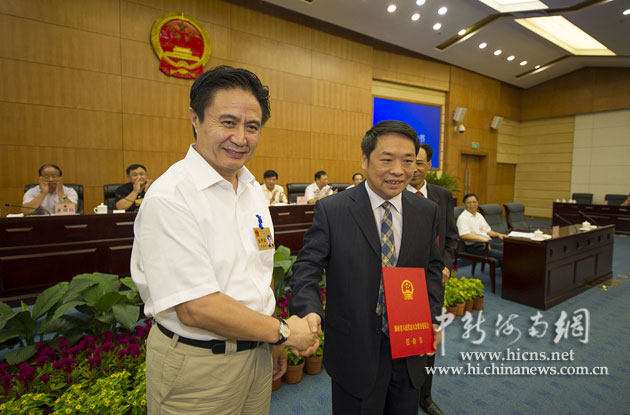 海南省委书记,海南省人大常委会主任罗保铭为江华安颁发任命书.