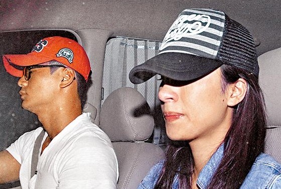 杨怡(右)抬起头,嘴角湿润不自知,左为罗仲谦.图片来源:台湾