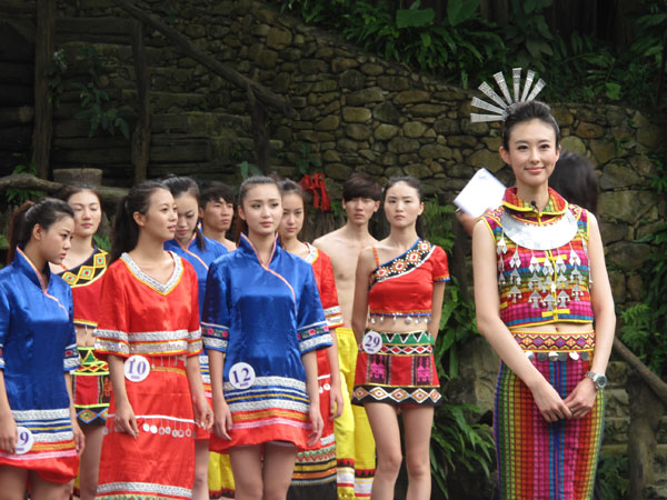 选手们换上了黎族服饰