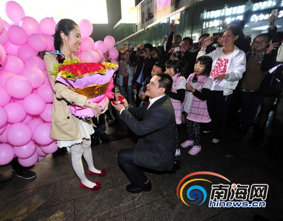 阿文单膝跪地求婚(南海网记者 高鹏摄)